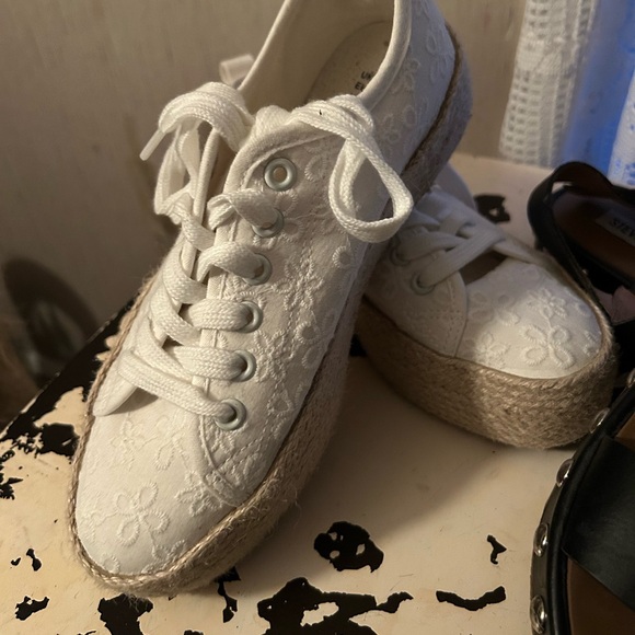 Steve Madden Sandals and primark white lace sneakers - Picture 7 of 8